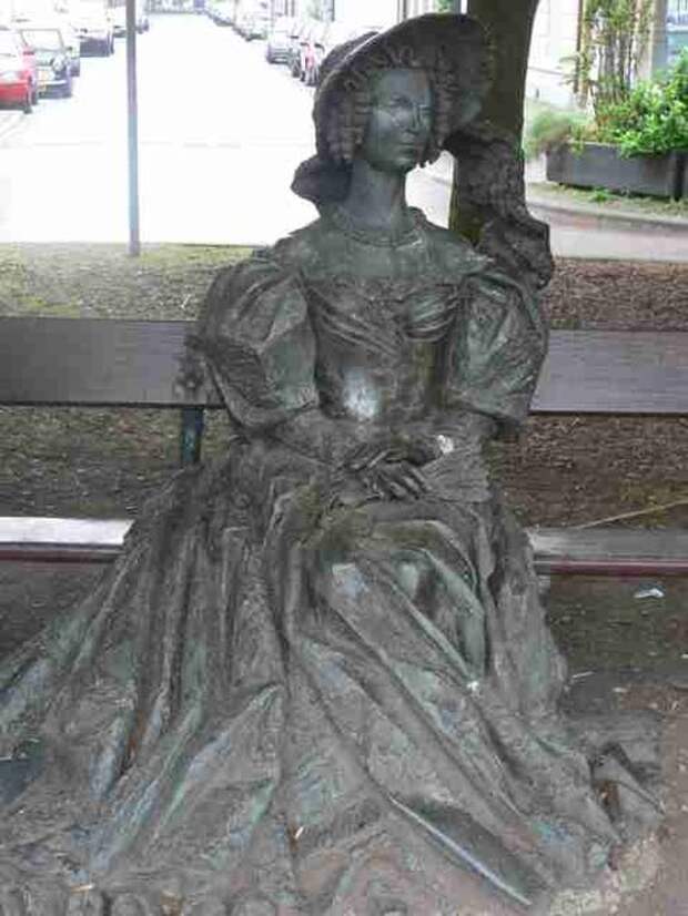 Памятник королеве Анне Павловне в Гааге. / Фото: www.kazakural.ru 