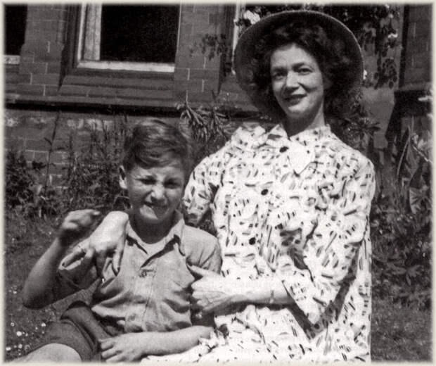 1047 Джулия Леннон с сыном Джоном.jpg