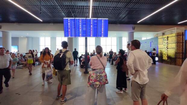 Коллапс в ОАЭ: туроператоры спасают россиян от штрафов и продлевают отдых в отелях