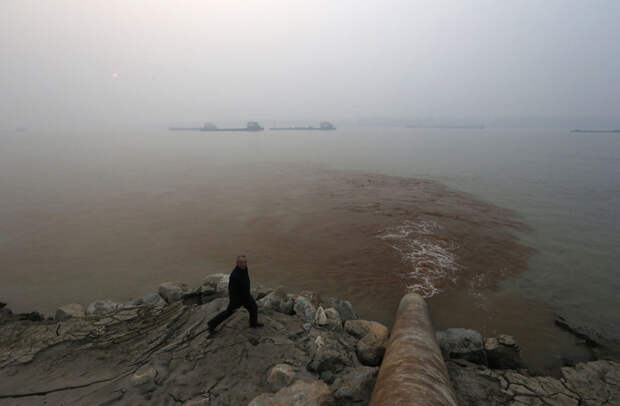 35.Отходы, сбрасываемые в воды реки Янцзы, Китай загрязнение, мир, фото