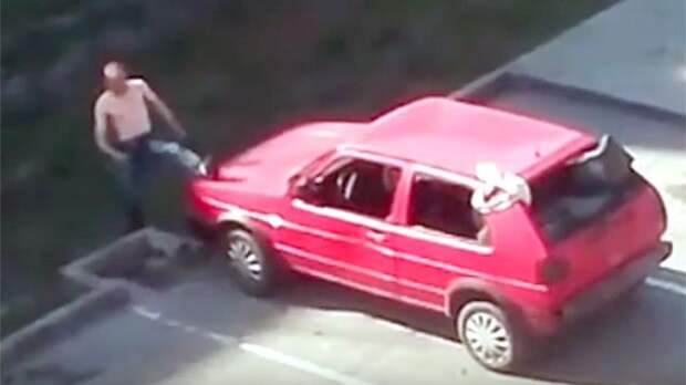 Разъяренный полуголый мужчина, прыгающий на капоте авто, попал на видео