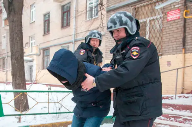 Полиция предложила. Полицейские доставят пьяных в вытрезвители. Неповиновение полиции. Полицейский делает замечание. Пьяного доставляет милиция.