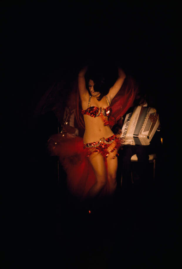64. Египетская танцовщица исполняет танец живота для туристов в ночном клубе. Каир, 1972 national geographic, история, природа, фотография