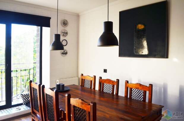 Черно-белая кухня, деревянный обеденный стол