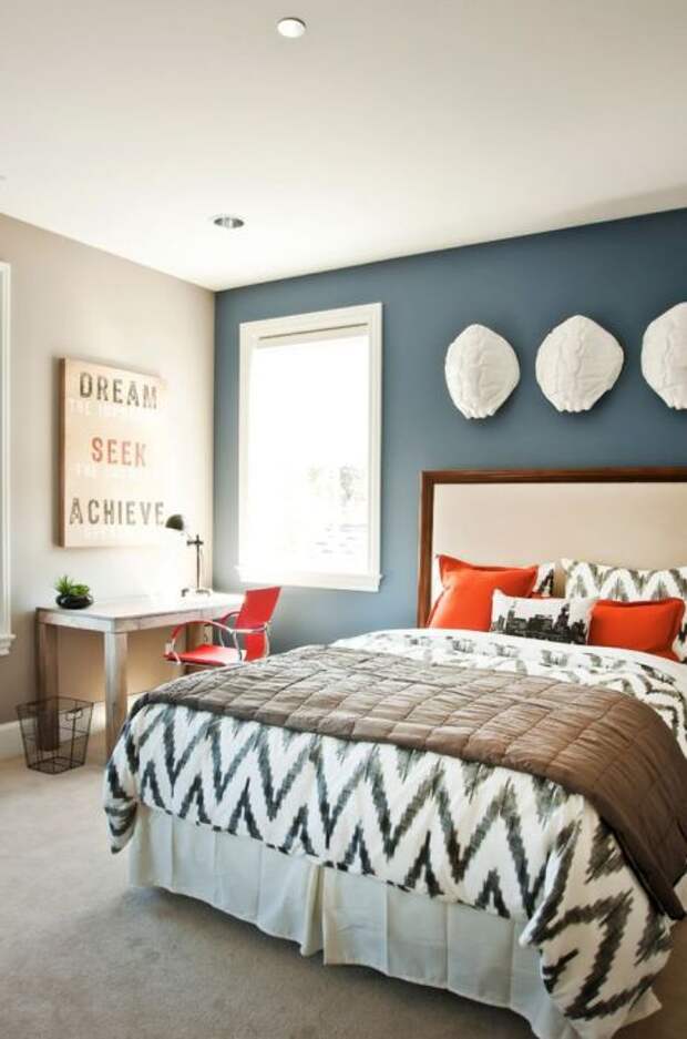 Покрасьте стену в контрастный цвет и добавьте необычное украшение для того, чтобы сделать акцент.