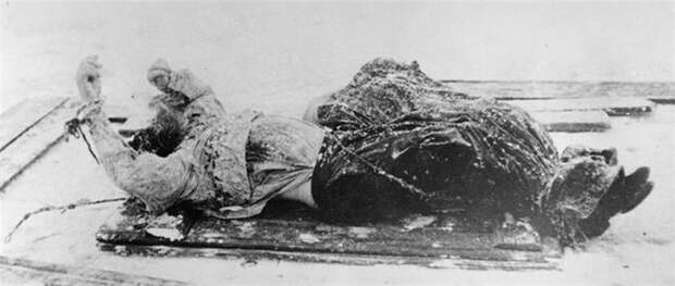 Полицейская фотография трупа Распутина, найденного в Малой Невке, 1916 г.
