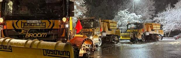 Коммунальщики расчищают Алматы после обильного снегопада