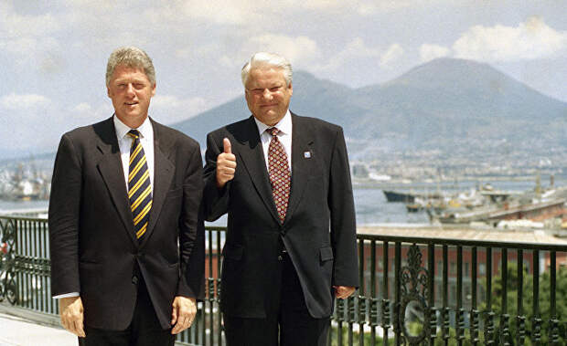Билл Клинтон и Борис Ельцин на террасе Королевского дворца в Неаполе, 1994 год