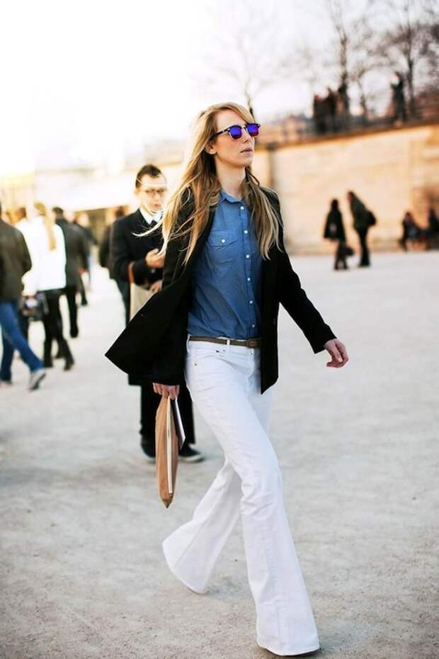 С чем носить расклешенные белые джинсы: с жакетом и джинсовой рубашкой 