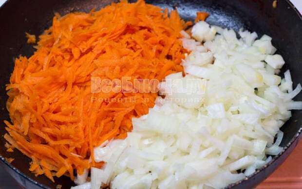 обжарить лук и морковку