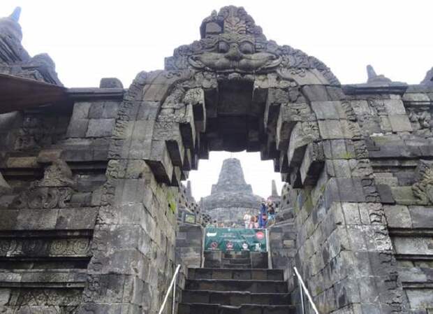 Вход в храмовый комплекс Borobudur защищают мифические существа (Индонезия, остров Ява). | Фото: indonesia-tourism.com.