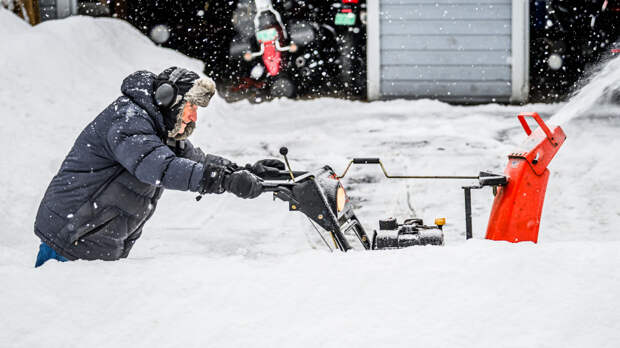 Лопата или воздуходувка: что эффективнее справится с уборкой снега