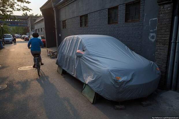 В Китае многие водители во время парковки прикрывают колеса на своей машине куском фанеры или старой дверцей от шкафа. Зачем они это делают?