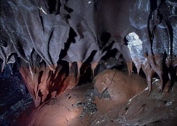 8. Сталактиты в пещере на Большом острове на Гавайях, США. (Dave Bunnell) 12 удивительных лавовых труб в мире, лава, туннель