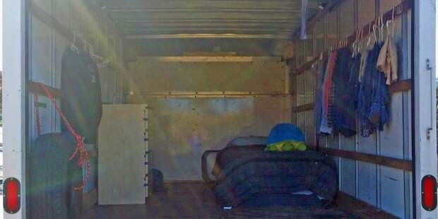 Молодой сотрудник Google живет в грузовике на парковке компании google, дом на колесах, кемпер