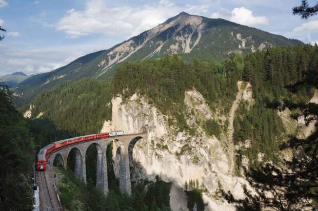 Железная дорога на отрезке Альбула - Бернина, представляет из себя две исторических железнодорожных ветки, которые пересекают швейцарские Альпы.