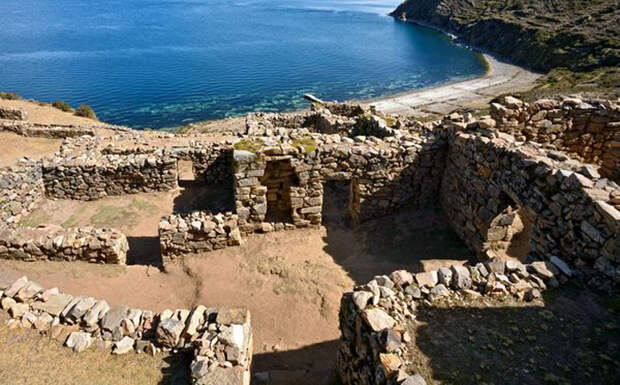Руины древнего города у озера Титикака, Боливия/Перу