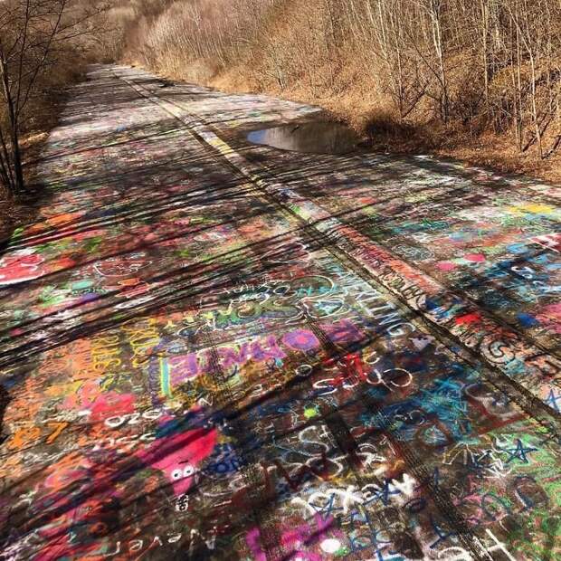 Заброшенное шоссе в Пенсильвании полностью покрыто граффити