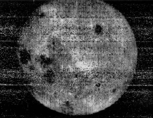 Первое изображение обратной стороны Луны, переданное АМС Луна-3. (Википедия – https://ru.wikipedia.org/)