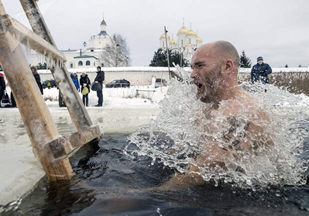 Крещение в 2019 году: когда купаться в проруби - с 18 на 19 января, история, традиции праздника, крещенская вода