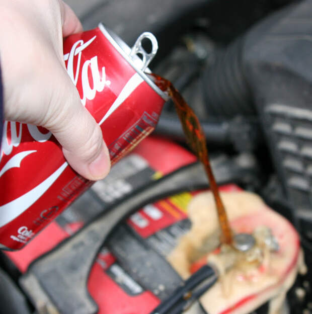 Очищаем окислившие клеммы Coca-Cola