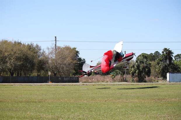 crash04 Невероятные фотографии столкновения самолета и парашютиста