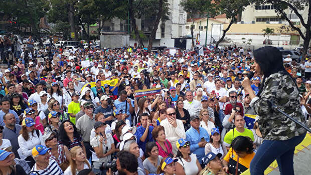 Сторонники Хуана Гуаидо во время митинга в Каракасе, Венесуэла