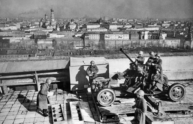 ID: 10625120 Описание: Советский Союз. Москва. Зенитное орудие на крыше библиотеки им. В.И. Ленина. Олег Кнорринг/Фотохроника ТАСС