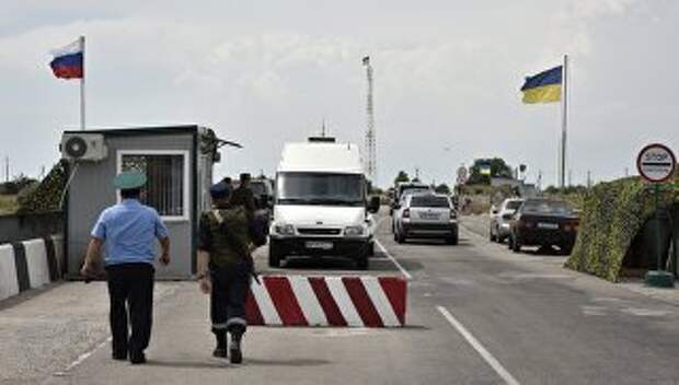 Автомобили на пункте пропуска Джанкой на границе России и Украины