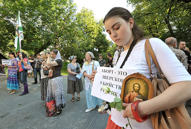 Акция «Молитвенное стояние» с требованием полного запрета абортов, введения уголовной ответственности за пропаганду гомосексуализма и акты кощунства