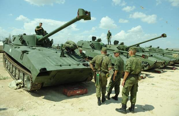 Самоходное артиллерийское орудие 2С34 "Хоста" калибра 120 мм. Является глубокой модернизацией "Гвоздики". "Хоста" предназначена для подавления живой силы, артиллерийских и минометных батарей, ракетных установок, бронированных целей, огневых средств и пунктов управления на расстоянии до 14 км 