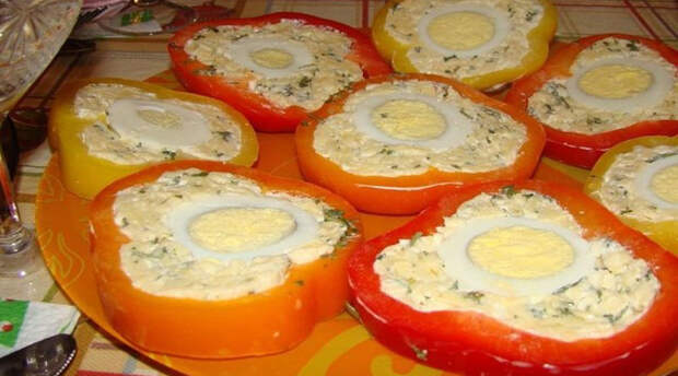 Перец с сырной начинкой и яйцом. Обалденная и быстрая закуска