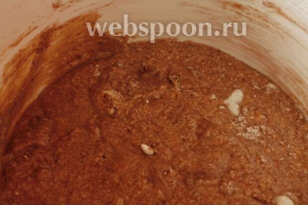 Также положить порубленные не очень мелко орехи и перемешать деревянной ложкой. Миксером больше не пользуемся.