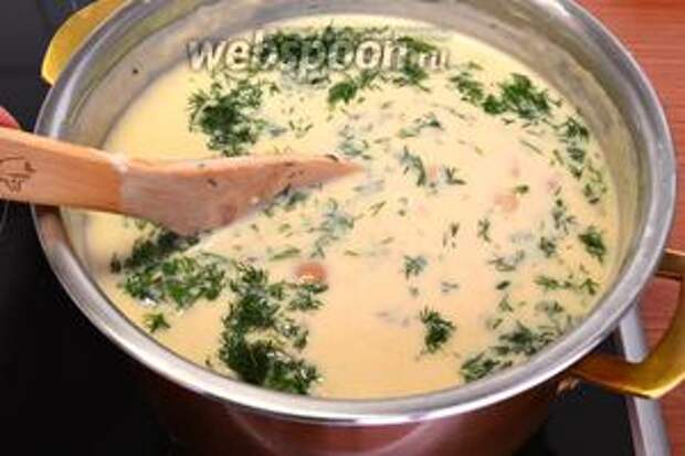 Когда картофель станет мягким, вылить сметанную болтушку в суп, хорошо размешать, попробовать на вкус и, если необходимо, досолить и подкислить уксусом. Добавить нарезанный укроп. Закрыть крышкой и варить ещё 5-7 минут.