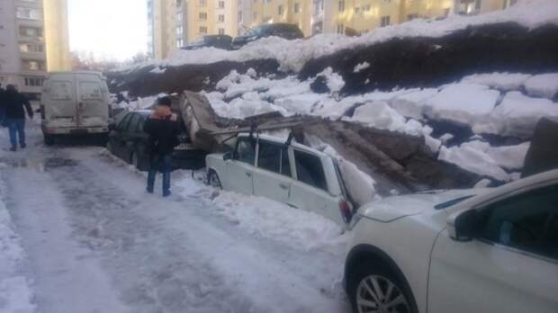 В Саратове на припаркованные машины свалились бетонные блоки блоки, парковка, саратов