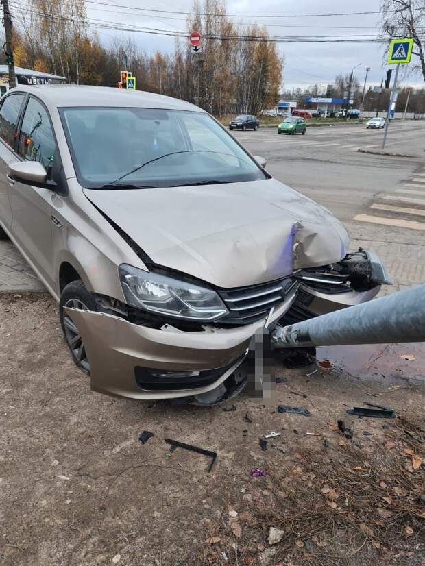 В Твери пьяная женщина на автомобиле снесла светофор