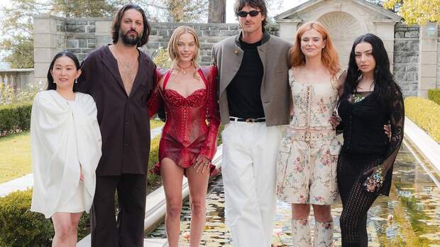 Образ Марго Робби для рекламы фильма оценили в сети фразой «вышла из стриптиз-клуба»