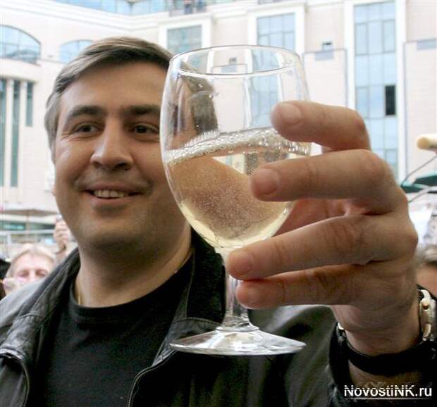 Утро воскресенья Михаил Саакашвили начал с алкоголя.