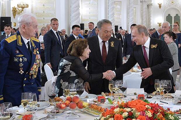 Путин поднял тост за доблестное поколение победителей