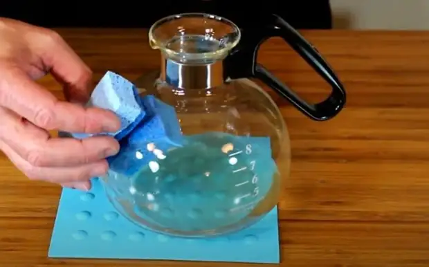 Как отмыть бутылку изнутри, если рука туда не пролазит