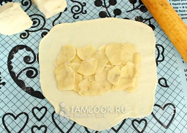 Выложить на тесто картофель