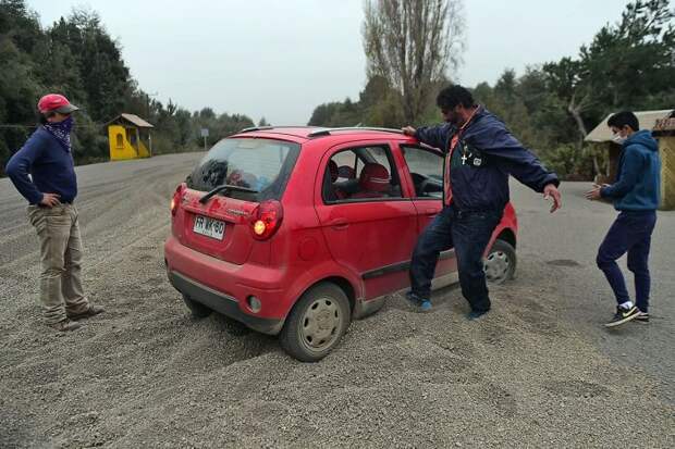 В Чили слой вулканического пепла покрыл города близ вулкана Кальбуко вулкан, пепел, чили
