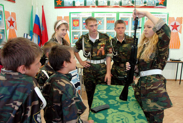 Хабаровский военно-патриотический клуб «Честь имею» центра внешкольной работы «Планета взросления». Дети школьного возраста собирают автомат Калашникова.