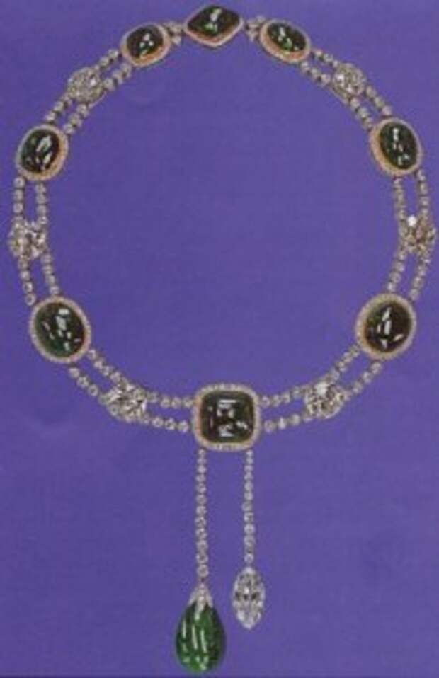 Алмаз Куллинан VI в составе ожерелья с изумрудами.