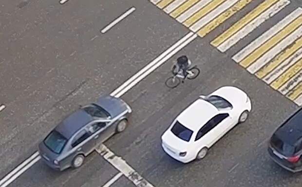 Лобовое столкновение велосипедиста с автомобилем