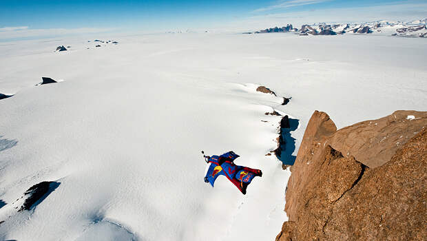 Прыжок Валерия Розова с пика Улветанна, фото: redbullcontentpool.com