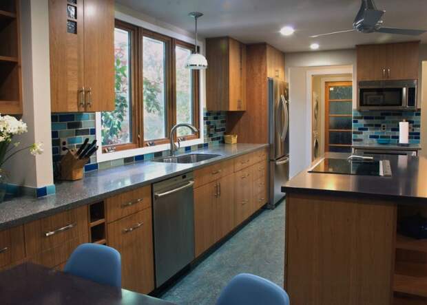 Стильная современная кухня, напольное покрытие которой оформлено темно-синим мармолеумом.
