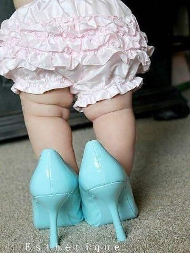 Ребенок в туфлях