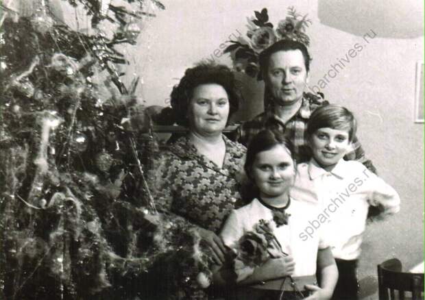 1970-е. Семья Сабуровых у новогодней ёлки 1970-е. Семья Сабуровых у новогодней ёлки