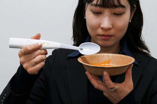 Oddity Central: компания из Японии выпустила умную ложку, которая улучшает вкус еды